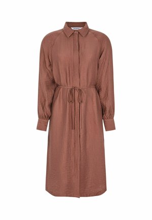 Brūns garām piedurknēm tērps ar apkakli un pogu aizdari. Satur jostas saišu viduklī un faktūrētu audumu ar smalkām grumbām.