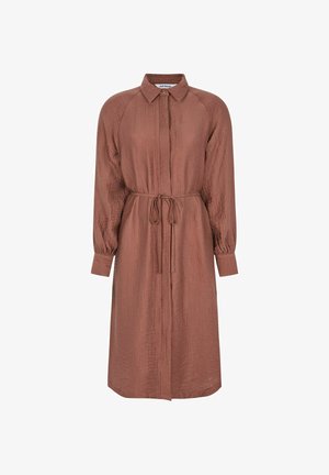 Abito marrone a maniche lunghe con colletto e chiusura a bottoni. Presenta una cintura da annodare in vita e un tessuto strutturato con pieghe sottili.