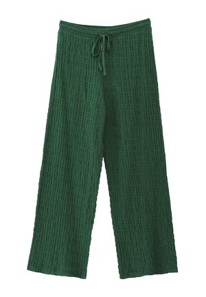 Pantalones de pierna ancha verdes, texturizados, con una cinturilla de cordón. La tela tiene un patrón arrugado, ofreciendo una apariencia suave y ligera.