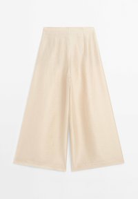 Pantalon court taille haute à jambes larges couleur crème, en tissu lisse légèrement texturé avec un détail de couture avant net.