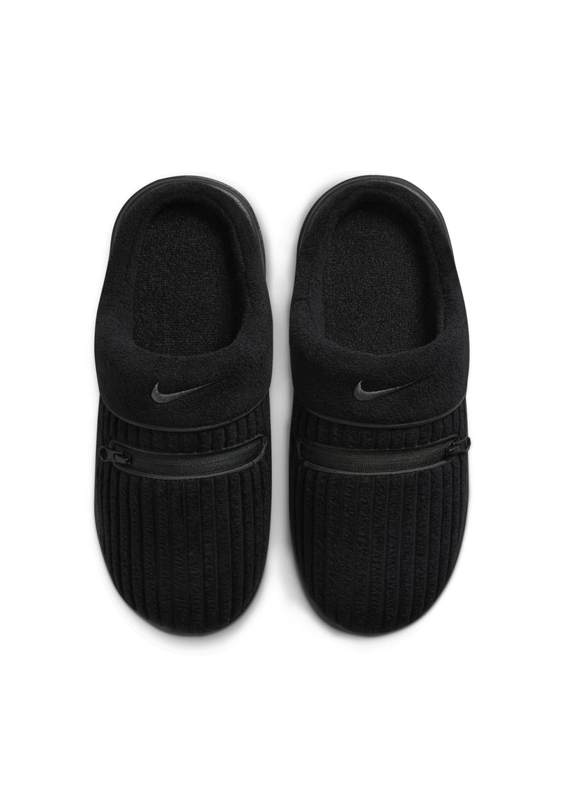 Las zapatillas negras cuentan con una parte superior de tejido suave con un diseño ribeteado texturizado, un collarete acolchado y un bolsillo con cremallera discreto. Incluye el logo de Nike.