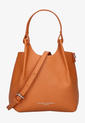 Oranje leren handtas met een gestructureerd oppervlak, emvormige vorm, enkele handgreep en verstelbare band. Zilverkleurige metalen accenten zijn inbegrepen.