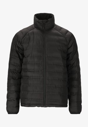 Schwarze gepolsterte Jacke mit hohem Kragen, durchgehendem Reißverschluss, seitlichen Reißverschlusstaschen und horizontalem Steppmuster auf dem Stoff.