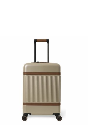 Vaaleanruskea kova kuorinen matkalaukku, jossa pystysuoria uria, vaakasuorat nahkahihnat, teleskooppikahva ja neljä pyörivää pyörää.