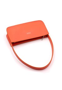 Oranje leren handtas met een gladde textuur, rechthoekig ontwerp en dunne schouderband. Voorzien van een bovenste ritsluiting en gegraveerd logo.