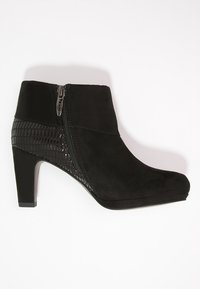 Botines negros hasta el tobillo con parte superior de ante suave y un panel lateral texturizado y brillante. Con cremallera lateral y un tacón moderado.