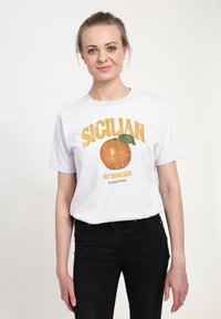 Bílé bavlněné tričko s grafickým motivem pomeranče a textem "SICILIAN arancia frutta fresca" ve žluté a zelené barvě.