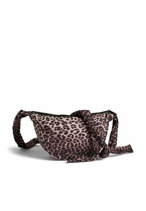 Sac banane en tissu imprimé léopard avec fermeture éclair noire et sangle réglable nouée sur fond blanc.
