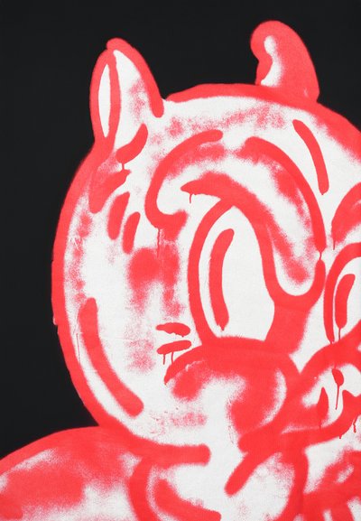 Roter, mit Sprayfarbe auf eine weiße Leinwand gemalter Cartoon-Charakter, mit großen Augen, spitzen Ohren und kräftigen, ausdrucksstarken Linien, vor einem schwarzen Hintergrund.
