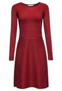 Robe rouge à manches longues en tricot côtelé avec un corsage ajusté, un col rond et une jupe légèrement évasée terminant au-dessus du genou.