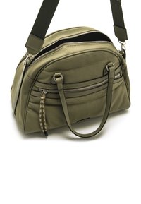 Sac en tissu vert olive avec deux poignées supérieures, une bandoulière réglable, une texture matelassée et plusieurs poches zippées. Détail de fermeture éclair remarquable.