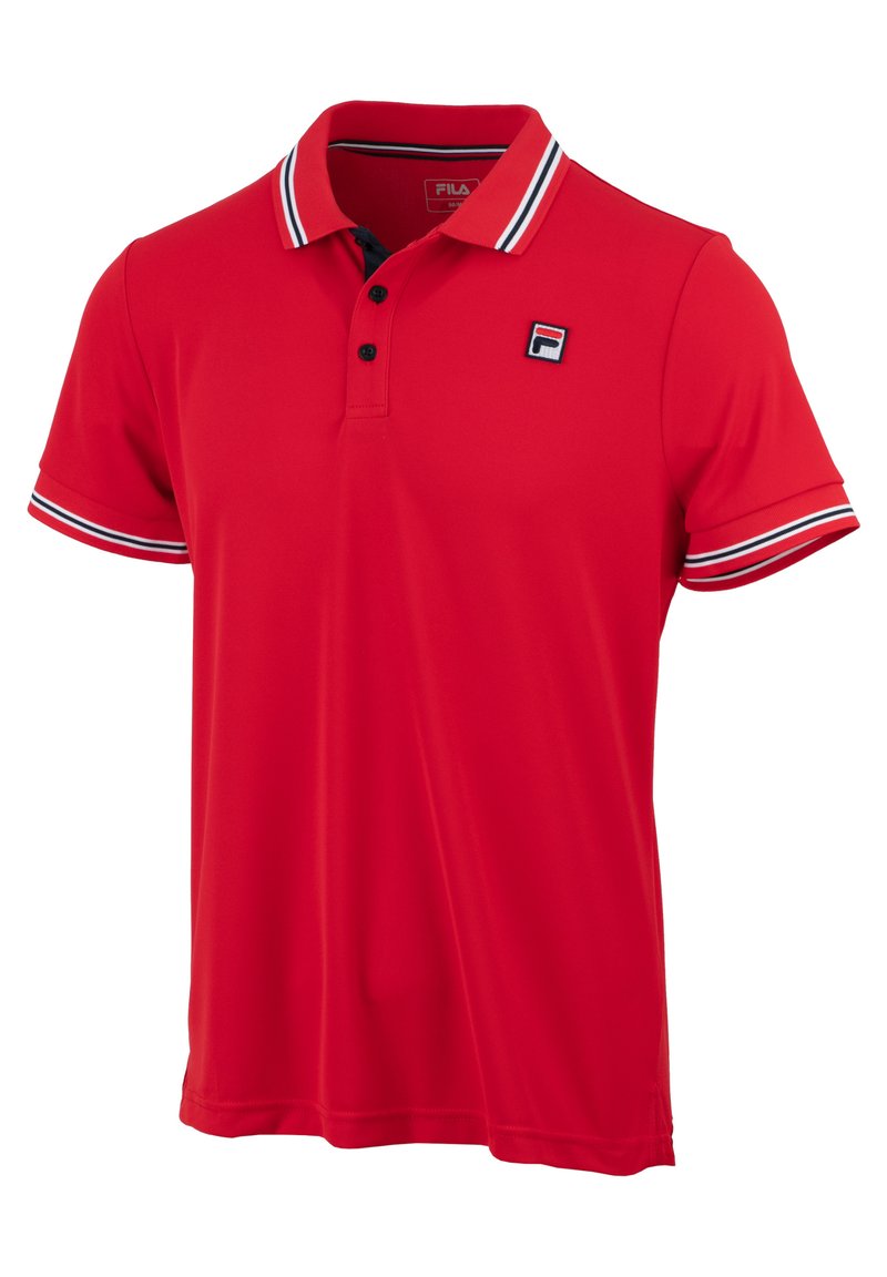 Rode poloshirt van gladde stof met een kraag en drie knopen. Gestreepte accenten in marineblauw en wit op de mouwen. Embleem op de borst.