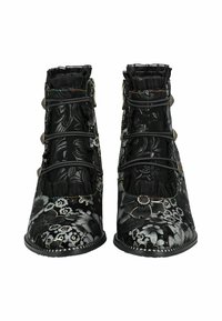 Stivali neri alla caviglia con motivo floreale, tessuto texture, colletto increspato e lacci decorativi. Presentano accenti metallici e una suola robusta.