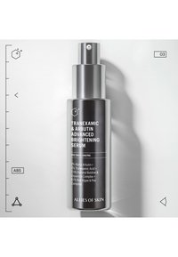 Bottiglia di siero cilindrica argentata con tappo a pompa. L'etichetta presenta testo nero su sfondo grigio, che dettaglia gli ingredienti e le istruzioni per l'uso.