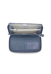 Portafoglio blu con zip, caratterizzato da un tessuto morbido, una tasca per monete, fessure per carte e una finestra ID in rete. Il design interno è minimalista e funzionale.