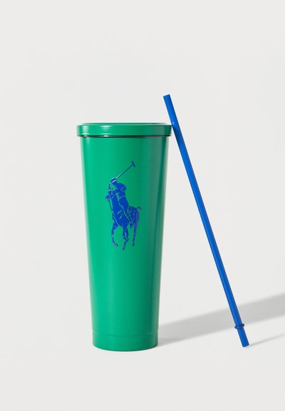 Πράσινο ψηλό ποτήρι με μπλε λογότυπο παίκτη πόλο και ξεχωριστό μακρύ μπλε καλαμάκι πάνω σε λευκό φόντο.