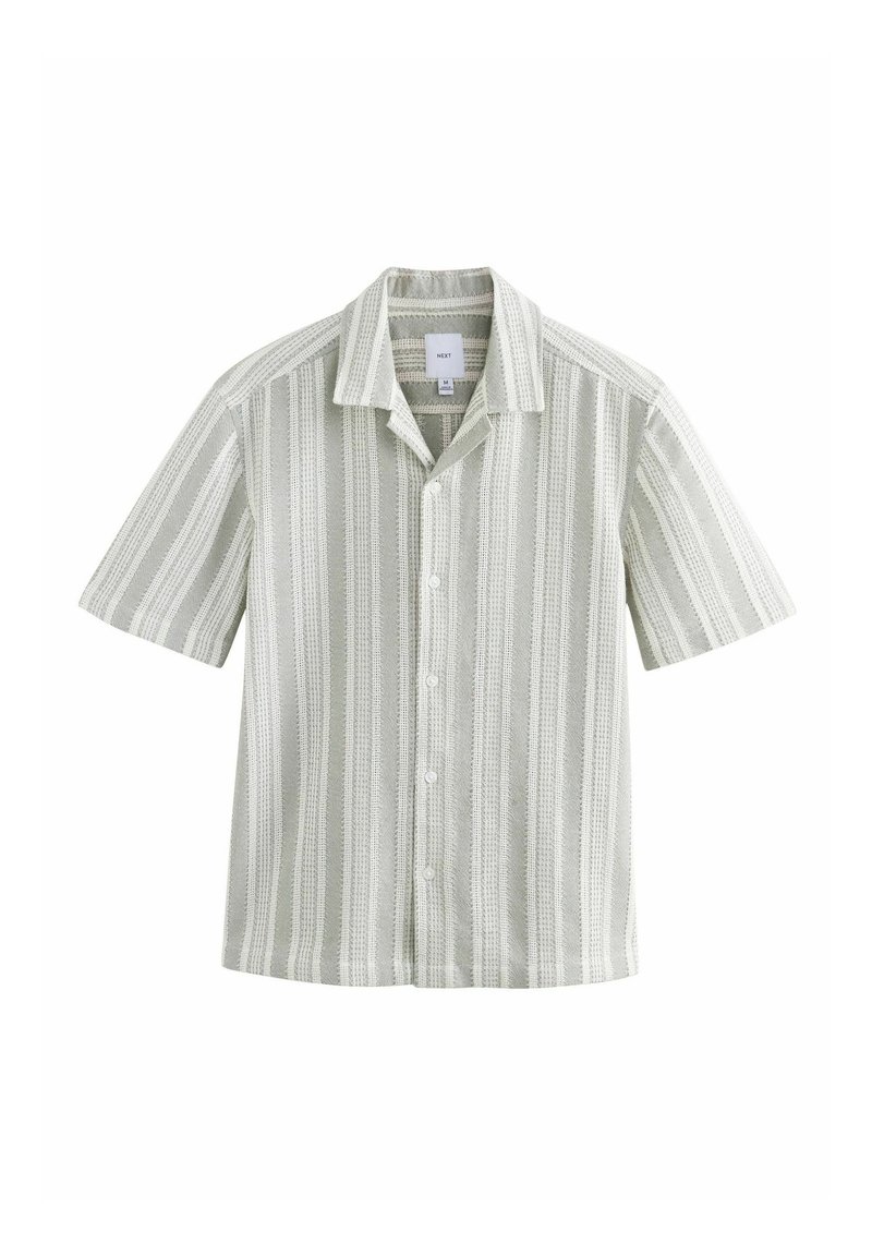 Camisa de manga corta abotonada en verde claro con rayas verticales, tela texturizada y collar clásico. Presenta botones blancos.