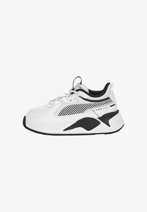 Baskets blanches et noires avec panneaux en mesh, fermeture à lacets et semelle épaisse portant l'inscription RS Running System sur le côté.