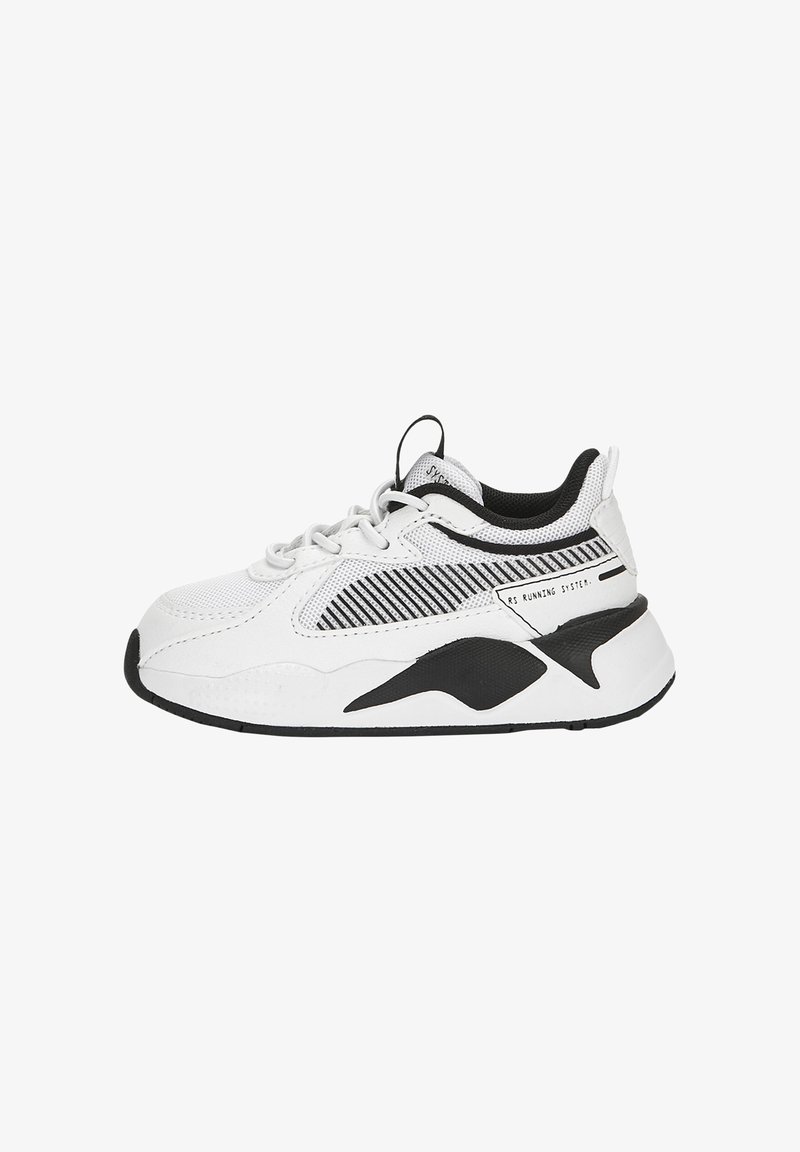 Hvid og sort atletiksneaker med meshpaneler, snørelukning og tyk sål med mærket RS Running System på siden.