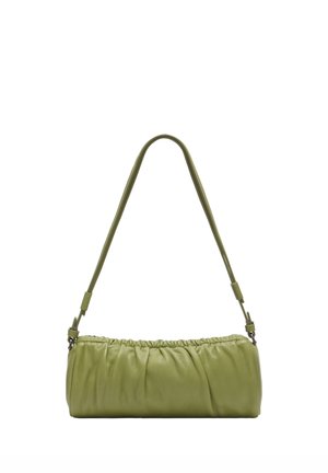 Mała oliwkowozielona skórzana torebka na ramię z marszczonymi detalami i długim regulowanym paskiem, przedstawiona na białym tle.