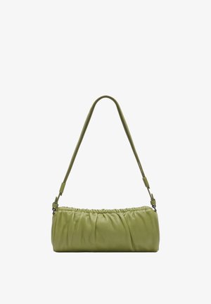 Kleine Schultertasche aus olivgrünem Leder mit gerafften Details und langem, verstellbarem Riemen, dargestellt vor weißem Hintergrund.