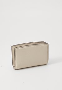 Portafoglio in pelle beige con texture liscia, design minimalista, bordi arrotondati e cucitura a contrasto lungo il perimetro.