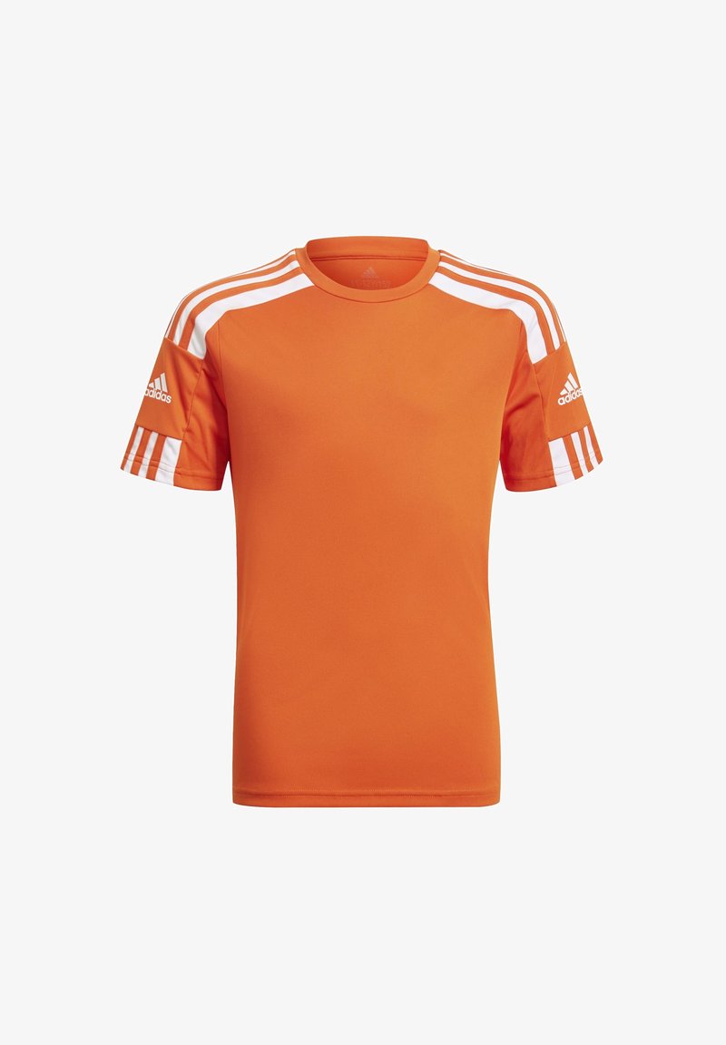 Camiseta deportiva naranja hecha de tejido transpirable, con rayas blancas contrastantes en los hombros y el logotipo negro de Adidas en las mangas.