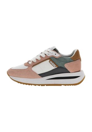 Sneakers con una combinazione di suede rosa, mesh bianco, dettagli in pelle nera e pelliccia grigia. Presentano lacci bianchi e una suola in gomma marrone.