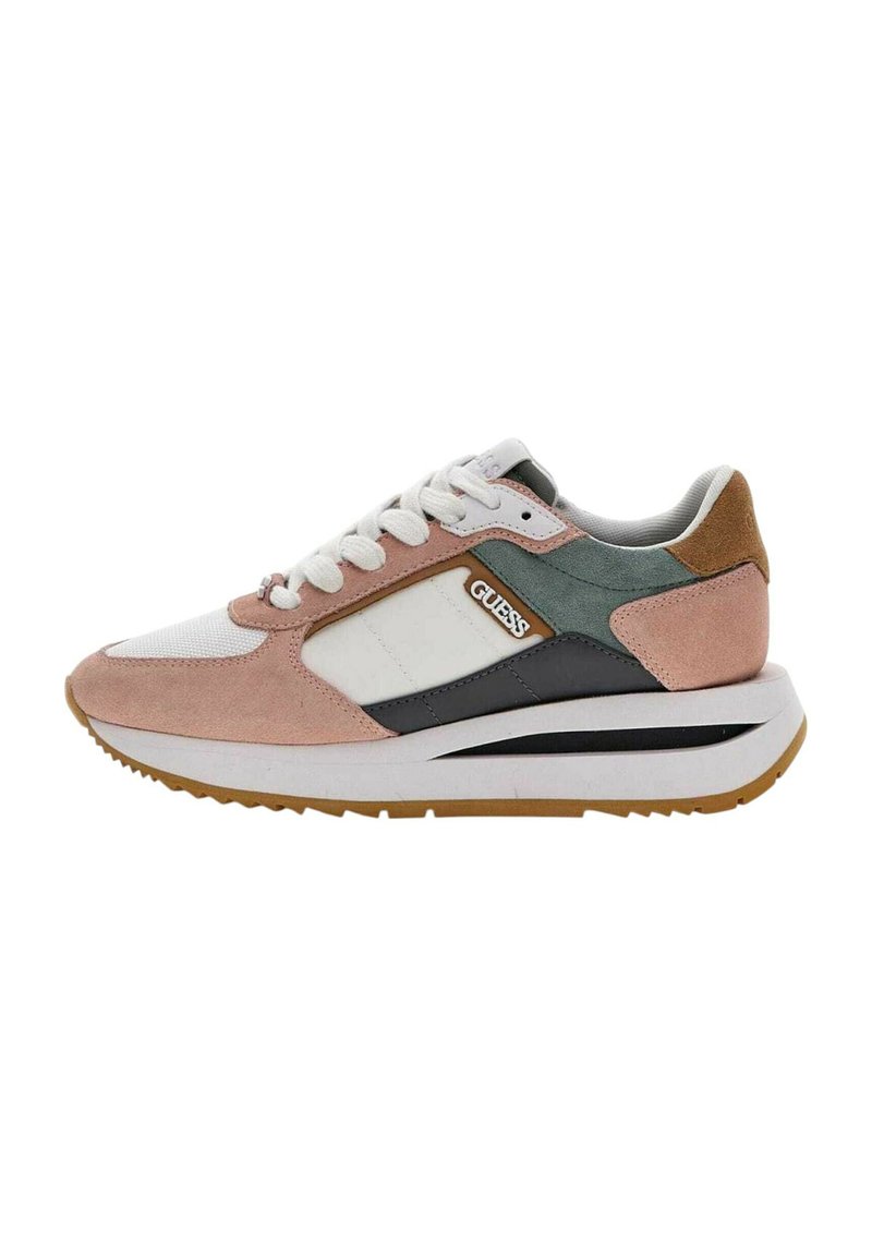 Sneakers con una combinazione di suede rosa, mesh bianco, dettagli in pelle nera e pelliccia grigia. Presentano lacci bianchi e una suola in gomma marrone.