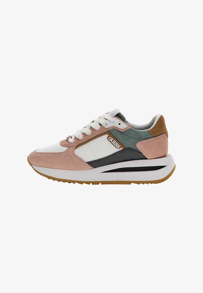 Sneakers con una combinazione di suede rosa, mesh bianco, dettagli in pelle nera e pelliccia grigia. Presentano lacci bianchi e una suola in gomma marrone.