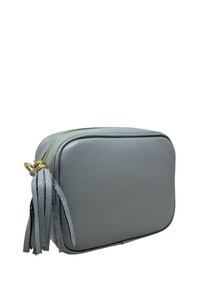 Borsa cosmetica in pelle grigia con forma rettangolare, cerniera dorata e dettaglio con nappina in pelle. Superficie con texture.