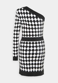 Robe asymétrique avec un motif losange noir et blanc. Fabriquée dans un tissu lisse avec une silhouette ajustée et une ceinture contrastante.