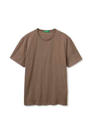 Einfaches braunes T-Shirt mit kurzen Ärmeln und Rundhalsausschnitt, flach auf weißem Hintergrund liegend mit grünem Etikett im Kragen.