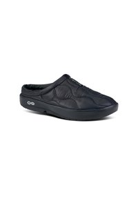 Schwarze, gesteppten Slipper mit gepolstertem Design, strukturiertem Obermaterial und flexibler Gummisohle. Mit einem Logo an der Seite.