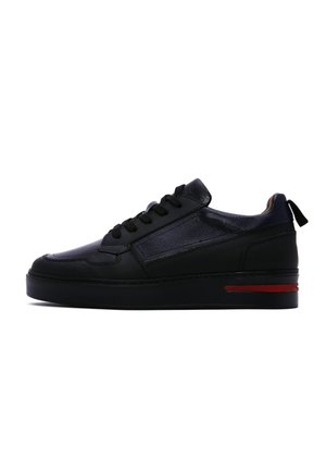 Trainers - black