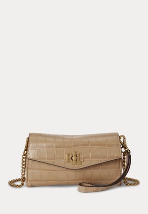 Μπεζ δερμάτινο clutch με μοτίβο κροκόδειλου, χρυσό λογότυπο RL και αλυσίδα, με λουράκι καρπού σε μονόχρωμο φόντο.