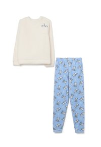 Sudadera de forro polar color crema con bolsillo en el pecho, combinada con pantalones de pijama azules con estampado de pandas y cintura elástica.