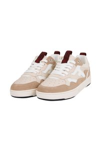 Sneaker beige in suede e pelle crema con lacci bianchi e dettagli in tessuto borgogna, dotate di punta perforata e suola in gomma.