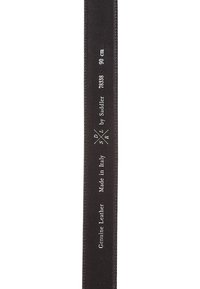 Svart lærremme som måler 90 cm, med preget tekst "Genuine Leather Made in Italy" og merkeopplysninger i hvitt. Glatt tekstur.