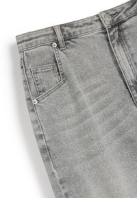 Szare dżinsy o klasycznym kroju, z pięcioma kieszeniami, z zapięciem na guzik i subtelnym wyblaknięciem na tkaninie.