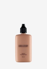 Krämfoundation i en matt beige flaska med ett svart ribbat lock. Etiketten har fet svart text som anger volymen på 50 ml.