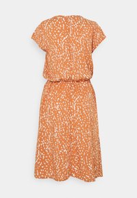 Vestido de manga corta en color naranja con un patrón de manchas blancas, cintura elástica para una silueta ajustada y escote redondo en la parte de atrás.