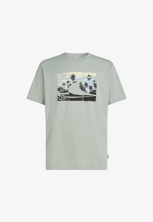Jasnozielona bawełniana koszulka z nadrukiem graficznym przedstawiającym palmy i scenę plażową w kolorach czarnym, żółtym i niebieskim, o luźnym kroju.