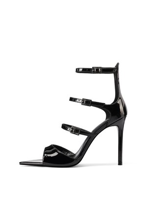 Sandal con tacco alto in pelle verniciata nera, punta affusolata, tre cinturini alla caviglia regolabili con fibbie e un tacco a stiletto.