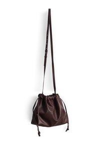 Braune Leder-Zugtasche, weiche Textur, geraffter oberen Teil, verstellbarer Riemen, minimalistisches Design und keine sichtbaren Beschläge.