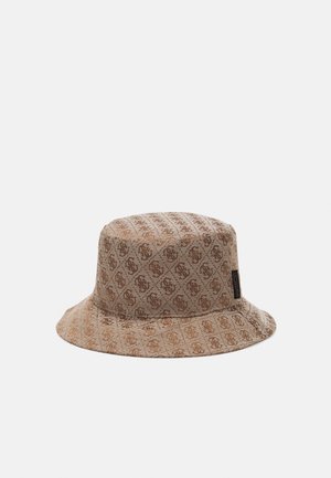 Chapeau bob marron avec un motif monogramme répété et une petite étiquette noire affichant "GUESS" sur un côté.