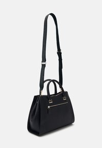 Sort læder håndtaske med en struktureret form, udstyret med to øverste håndtag, en lang mønstret rem og en forreste lynlåslomme med metalliske detaljer.