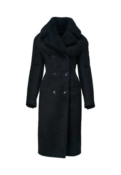 Long manteau noir croisé avec grand col texturé et manches longues, conçu pour temps froid.