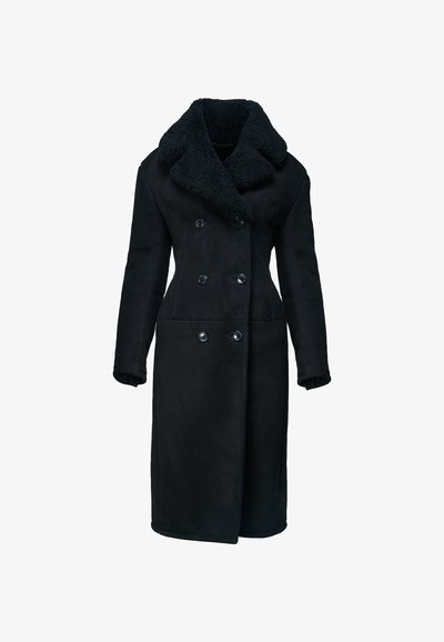 Long manteau noir croisé avec grand col texturé et manches longues, conçu pour temps froid.