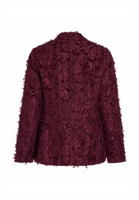 Burgundská strukturovaná sako s frayed vzorem, vykrojeným límcem a dlouhými rukávy. Zadní pohled odhaluje přizpůsobenou siluetu.